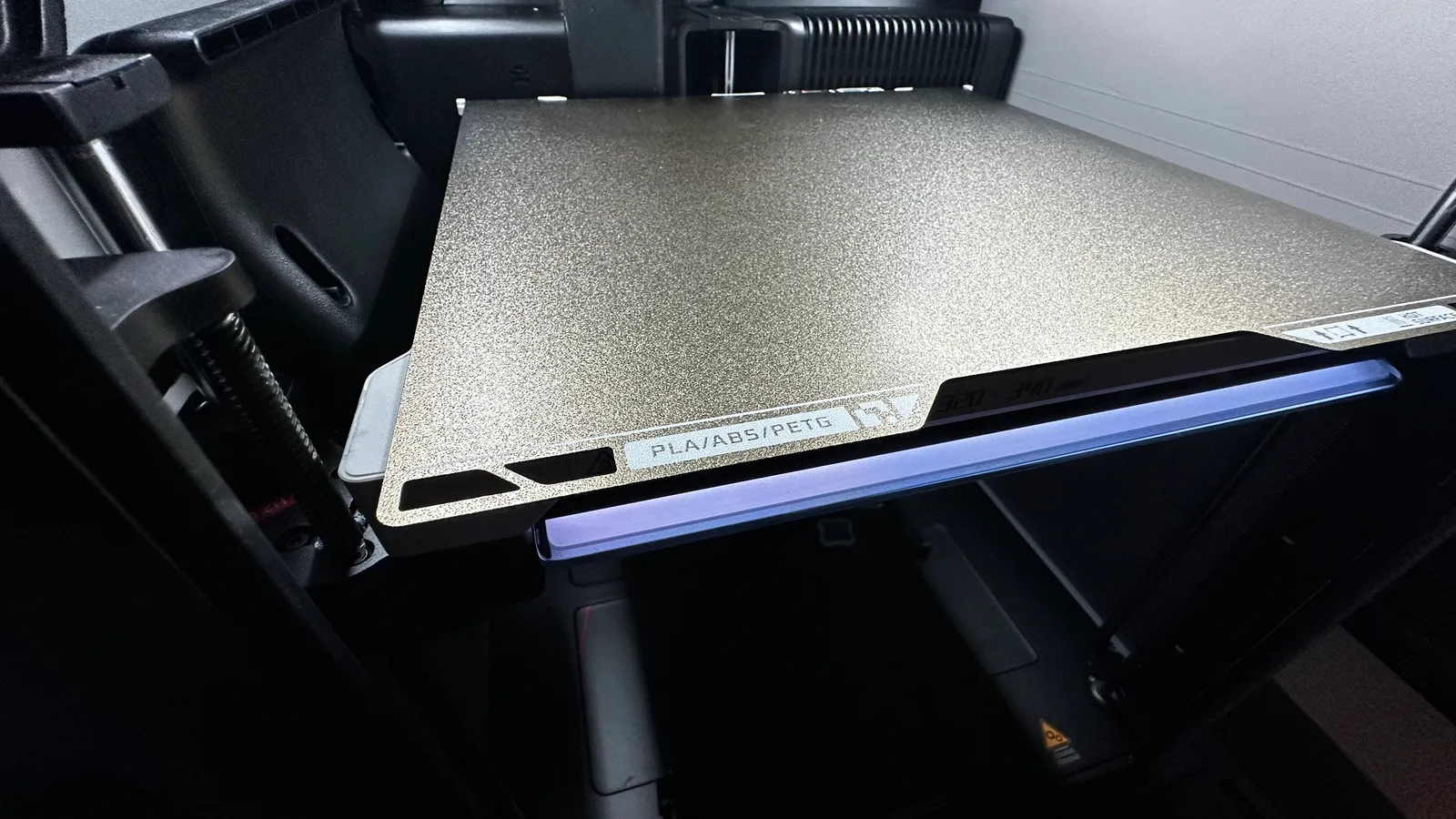 Ausgefahrenes Druckbett des Bambu Lab H2S mit Plattenkennzeichnung PLA/ABS/PETG und Maßangabe 320 × 340 mm